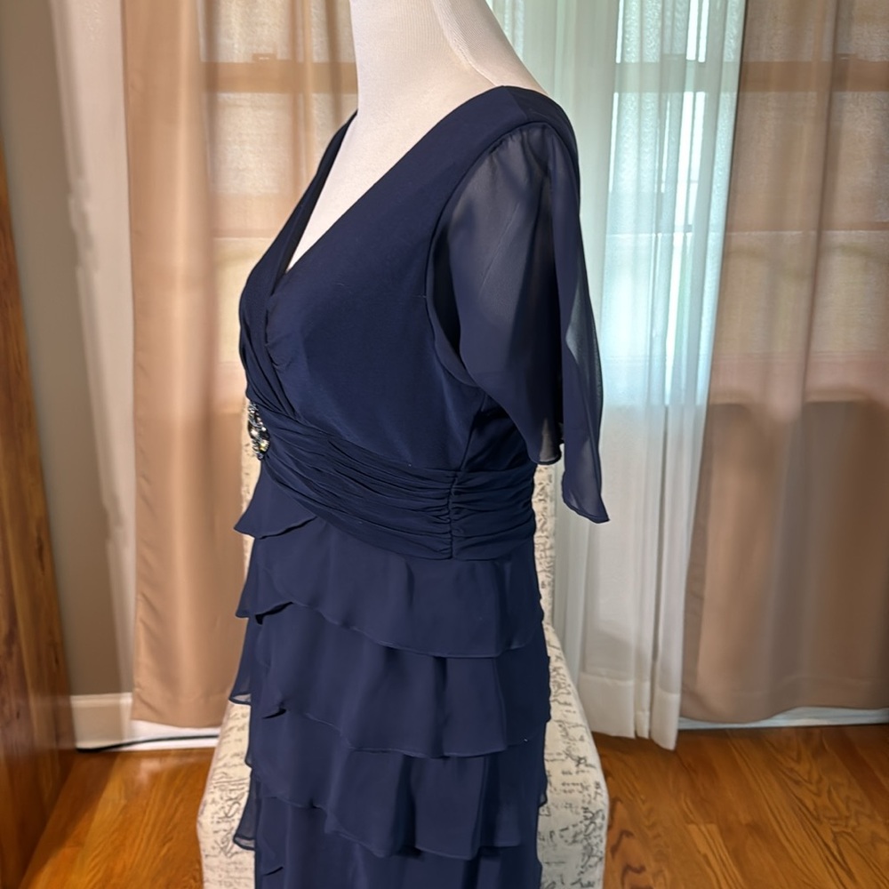 Beautiful like new Evening Gown Size 12 - Picture 3 of 6